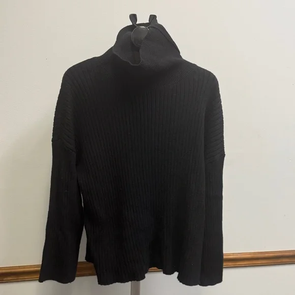 Chic Black Turtleneck Sweater for Women - Picture 4 of 4